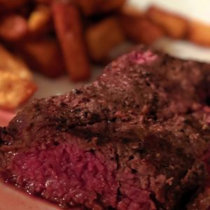 Steaks cowboy marinés sauce aux poivres