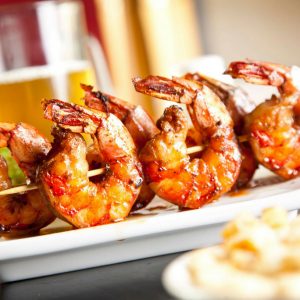 Brochettes de crevettes mariné mandarine et sésames